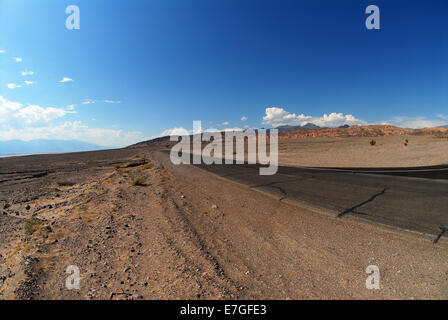 La guida su Death Valley Road nel mezzo del deserto paesaggio Foto Stock