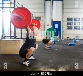 Gli atleti di sesso maschile in croce casella di fitness Foto Stock