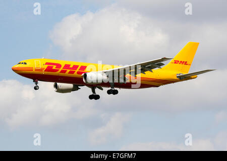 DHL Cargo Airbus A300 si avvicina pista 27L all'aeroporto di Londra Heathrow. Foto Stock