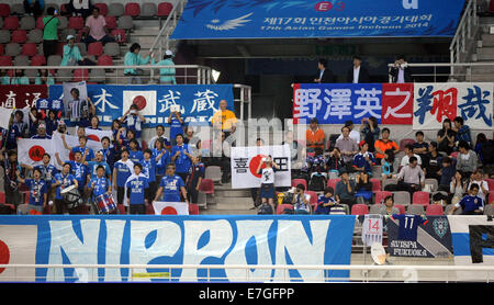 Incheon, Corea del Sud. Xvii Sep, 2014. I sostenitori del Giappone reagiscono durante gli uomini di calcio primo turno gruppo D match contro l'Iraq al XVII Giochi Asiatici in Incheon, Corea del Sud, sul Sett. 17, 2014. Credito: Lo Fai Ping/Xinhua/Alamy Live News Foto Stock