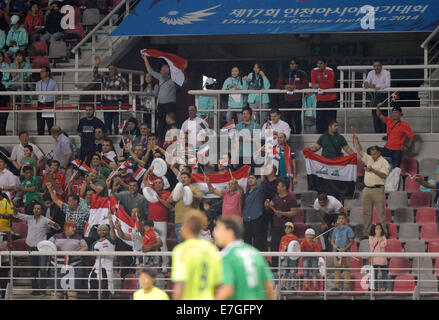 Incheon, Corea del Sud. Xvii Sep, 2014. I sostenitori del Iraq reagiscono durante gli uomini di calcio del primo turno gruppo D match contro il Giappone a XVII Giochi Asiatici in Incheon, Corea del Sud, sul Sett. 17, 2014. Credito: Lo Fai Ping/Xinhua/Alamy Live News Foto Stock