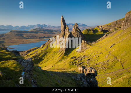 Alba presso il vecchio uomo di Storr, Trotternish Peninsula, Isola di Skye in Scozia Foto Stock