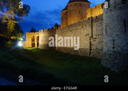 Il francese Cité de Carcassonne cittadella medioevale di notte Foto Stock