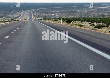 La guida su Death Valley Road nel mezzo del deserto paesaggio Foto Stock