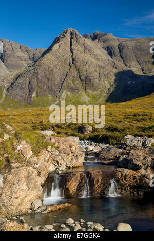 Flusso di cocco Allt un Tairneilear con il nero montagne Cuillin dietro, Glen fragile, Isola di Skye in Scozia Foto Stock