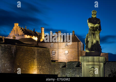 Twilight al di sotto di Robert the Bruce statua e il Castello di Stirling, Stirling, Scozia Foto Stock