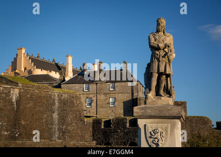 Robert the Bruce statua e il Castello di Stirling - Luogo di nascita di Maria Regina di Scozia, Stirling, Scozia, Regno Unito Foto Stock