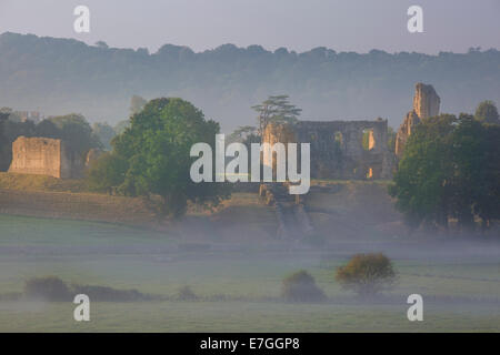 Misty dawn over Sherborne Castle - Sir Walter Raleigh's home, Sherborne, Dorset, Inghilterra Foto Stock