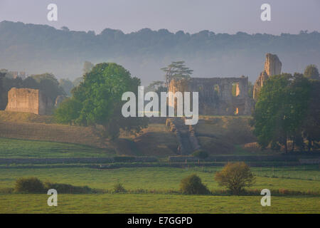 Misty dawn over Sherborne Castle - Sir Walter Raleigh's home, Sherborne, Dorset, Inghilterra Foto Stock