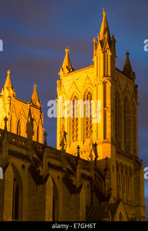 Illumina le torri della Chiesa Cattedrale della Santa e indivisa Trinità, Bristol, Inghilterra Foto Stock