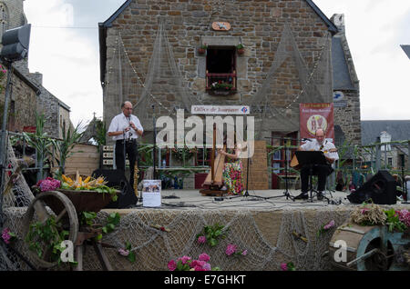 Breton musicisti di suonare a tradizioni di mare e di terra Festival st-Suliac Francia Foto Stock