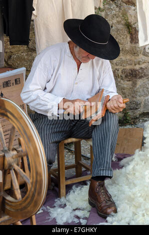 La preparazione di lana utilizzando le schede a mano Foto Stock