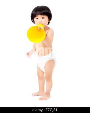 Carino bambina e permanente tenendo un megafono. isolato su sfondo bianco Foto Stock