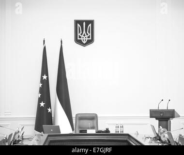 Posizionare il primo ministro in occasione della riunione di gabinetto. -- Mplementation di ratificato martedì, l'accordo di associazione tra l'Ucraina e l'UE dovrebbe essere completata entro il 2017, detto primo ministro Yatsenyuk. In seguito alla presentazione del rappresentante dell'Unione europea all'Ucraina Ian Tombinsky. Armadio votato all' unanimità a pianificare l'attuazione dell'accordo di associazione tra Ucraina e Unione europea. Foto Stock