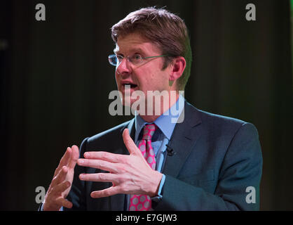 Greg Clark MP, ministro per l'università, le scienze e la città nel corso di una recente visita all Università di Birmingham, West Midlands, Regno Unito. Foto Stock