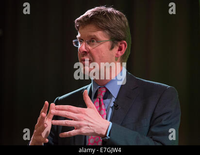 Greg Clark MP, ministro per l'università, le scienze e la città nel corso di una recente visita all Università di Birmingham, West Midlands, Regno Unito. Foto Stock