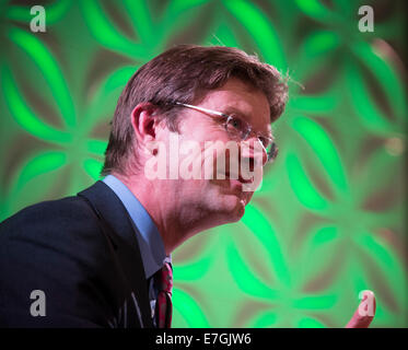 Greg Clark MP, ministro per l'università, le scienze e la città nel corso di una recente visita all Università di Birmingham, West Midlands, Regno Unito. Foto Stock