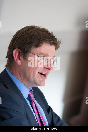 Greg Clark MP, ministro per l'università, le scienze e la città nel corso di una recente visita all Università di Birmingham, West Midlands, Regno Unito. Foto Stock