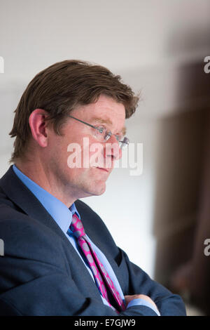 Greg Clark MP, ministro per l'università, le scienze e la città nel corso di una recente visita all Università di Birmingham, West Midlands, Regno Unito. Foto Stock