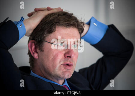 Greg Clark MP, ministro per l'università, le scienze e la città nel corso di una recente visita all Università di Birmingham, West Midlands, Regno Unito. Foto Stock