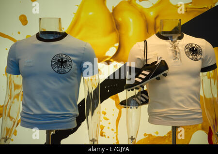 Retrò tedesco magliette da calcio in vendita in un grande magazzino durante la Coppa del Mondo 2014 che la Germania ha vinto Foto Stock