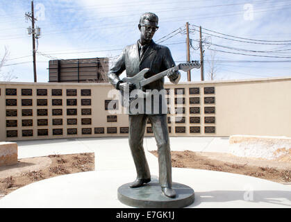 La statua di Buddy Holly a Lubbock, Texas, onora il pioniere del rock 'n' roll che ha plasmato la storia della musica con il suo suono e il suo stile iconici. Foto Stock