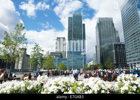 Docklands Canary Wharf, Londra, Inghilterra, Regno Unito - un mercato del tempo per il pranzo con cibo di strada. Mangiare Canary Wharf. Foto Stock