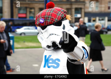 George Square, Glasgow, Scozia, Regno Unito, venerdì 19 settembre 2014. Il giorno dopo che la Scozia ha votato nel referendum di indipendenza Sì i sostenitori si riuniscono nel centro della città Foto Stock