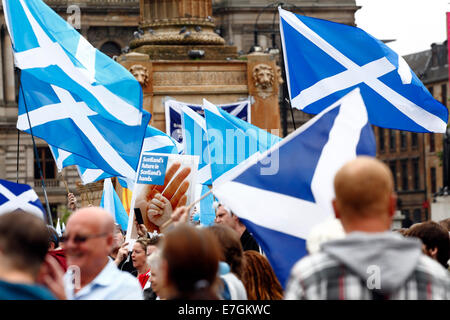 George Square, Glasgow, Scozia, Regno Unito, mercoledì, 17 settembre, 2014. Il giorno prima del referendum sull'indipendenza scozzese Sì i sostenitori si riuniscono nel centro della città per sostenere i rally Foto Stock