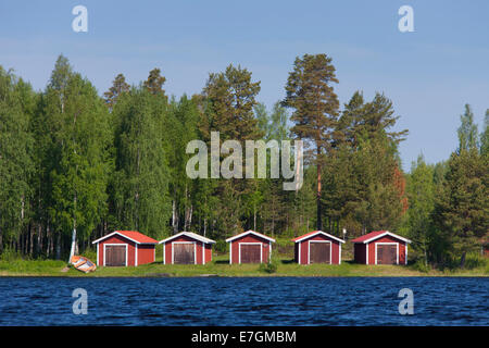 Rosso boathouses di legno lungo il lago Siljan in estate, Dalarna, Svezia Foto Stock