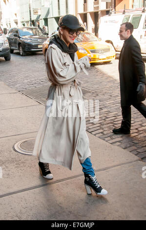 Rita Ora lasciando il suo hotel a New York City con: Rita Ora dove: Manhattan, New York, Stati Uniti quando: 15 Mar 2014 Foto Stock