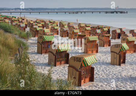 Coperto e sedie da spiaggia in vimini lungo il Mar Baltico a Seaside Resort Scharbeutz, Ostholstein, Schleswig-Holstein, Germania Foto Stock