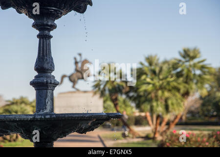 Jackson Square in ferro battuto fontana di acqua e le goccioline di acqua in primo piano con Andrew Jackson statua in background. Foto Stock