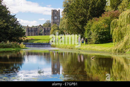 Esterno di Fountains Abbey a Ripon, North Yorkshire con riflesso nell'acqua Foto Stock