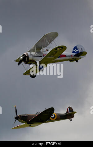 Un Gloster Gladiator e uno Spitfire a Shoreham airshow nel 2014 Foto Stock