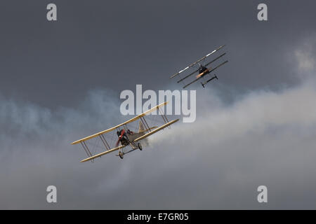 Una replica Fokker triplano attaccando un britannico piano di osservazione essere2 in una simulazione di duelli aerei a Shoreham airshow nel 2014 Foto Stock