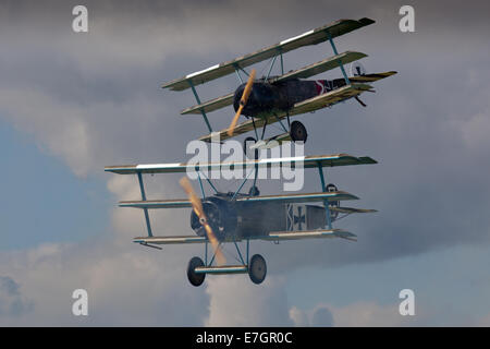 Due replica Fokker Triplanes a Shoreham airshow nel 2014 Foto Stock