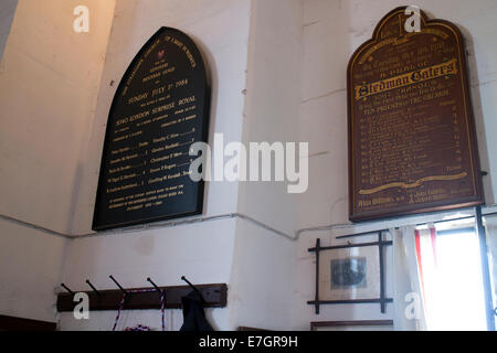 Sbucciare le schede in la chiesa di Santa Maria campana che suona la camera, Warwick, Warwickshire, Inghilterra, Regno Unito Foto Stock