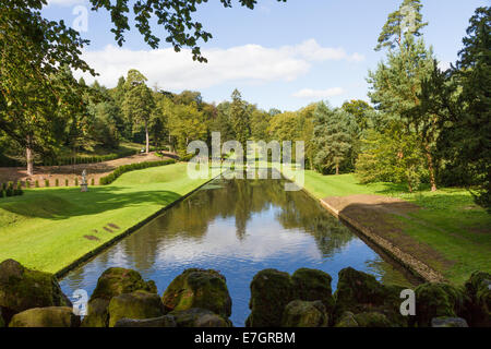 Fiume Skell a Studley Royal Park un giardini d'acqua, Ripon, North Yorkshire. Foto Stock