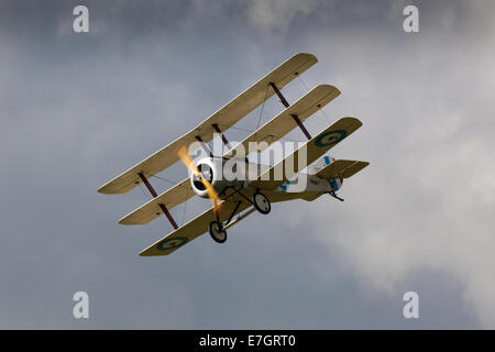 Una replica Sopwith triplano a Shoreham airshow nel 2014 Foto Stock