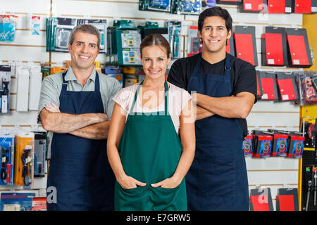 Gli addetti alle vendite in piedi nel negozio di ferramenta Foto Stock