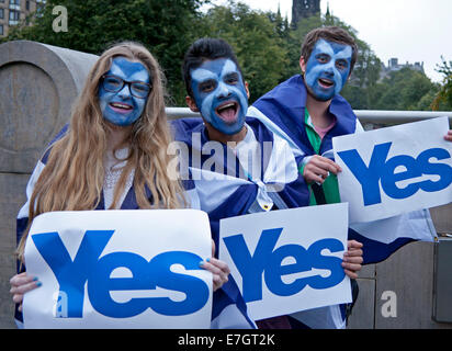 Edinburgh, Scotlland. Indipendenza scozzese referendum. Xvii sett. 2014. La sera prima della Scozia voti tre studenti di Edimburgo mettono la loro faccia si intraversa la vernice sul retro la campagna di sì. Foto Stock