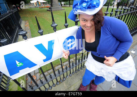 Edinburgh, Regno Unito. Xvii Sep, 2014. Per i sostenitori del "sì" voto erano fuori spingendo il loro voto per il voto indeciso circa Edinburgh.Il gruppo dice che questo è un ultimo sforzo per raggiungere gli elettori indecisi per il referendum scozzese votazione. Credito: Gail Orenstein/ZUMA filo/Alamy Live News Foto Stock