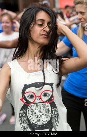 La danza del ventre di classe, Regent Street domenica evento di chiusura, London, England, Regno Unito Foto Stock