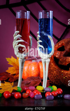 Happy Halloween party mostruosi cocktail bevande con spider web e decorazioni su sfondo viola. Foto Stock