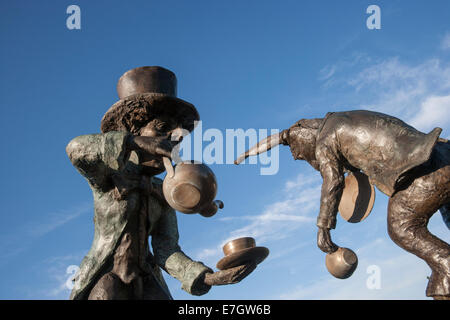 Mad Hatter's tea party giardino scultura di Robert James a Tatton Park 2014 Cheshire RHS flower show Foto Stock