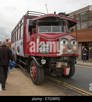 Unica sentinella vintage vapore bus passeggero con faccia sorridente sul radiatore, popolare attrazione turistica in inglese città costiera di Whitby Foto Stock