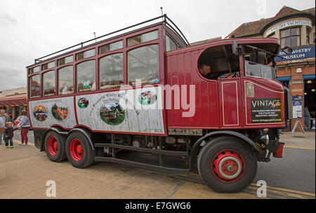 Unica sentinella vintage vapore bus passeggero con faccia sorridente sul radiatore, popolare attrazione turistica in inglese città costiera di Whitby Foto Stock