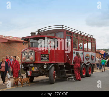 Unica sentinella vintage vapore bus passeggero con faccia sorridente sul radiatore, popolare attrazione turistica in inglese città costiera di Whitby Foto Stock