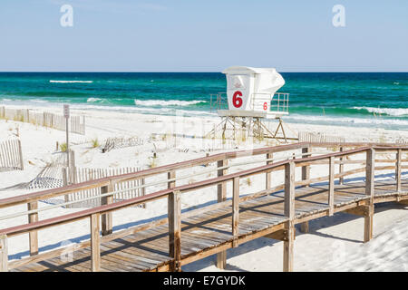 Il numero 6 della stazione bagnino presso il Park West sull'estremità occidentale della spiaggia di Pensacola, Florida. Foto Stock